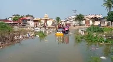 కంచికచర్ల: గనిఅత్కూరు గ్రామం చేరుకున్న వరద నీరు కంచికచర్ల అత్కూరు మధ్య రాకపోకలకు అంతరాయం ట్రాక్టర్ల సాయంతో ప్రయాణం గ్రామస్తులు