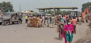 కంచికచర్ల: కీసర టోల్ గేట్ వద్ద 65 నెంబర్ జాతీయ రహదారిపై అక్రమ కట్టడాలను తొలగించిన పోలీసులు
