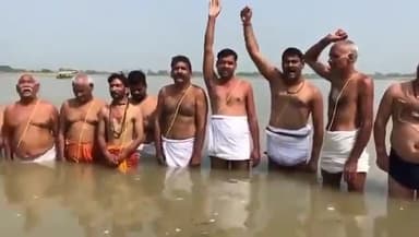 अयोध्या में सरयू नदी में ब्राह्मण समाज का प्रदर्शन,
भाजपा को वोट न देने की कसम खायी |
#जय_श्री_परशुराम