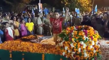 #आतंकवादियों के साथ मुठभेड़ में #शहीद
को #श्रद्धांजलि देता।
#शहीद_का_मासूम_बेटा_तुषार।