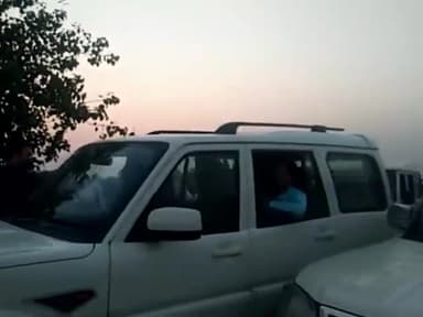 मेहगांव उपचुनाव काँग्रेस प्रत्याशी #हेमंत_कटारे के काफिले मे फंसे प्रदेश के सौदागर सिंधिया पुलिस की मदद से निकले