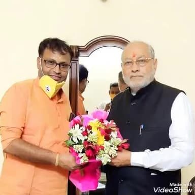 #एक_दिवसीय_प्रवास पर लखनऊ पधारे #मा० प्रधानमंत्री श्री नरेंद्र_मोदी जी के #छोटे_भाई #प्रहलाद_मोदी जी को #पुष्पगुच्छ देक