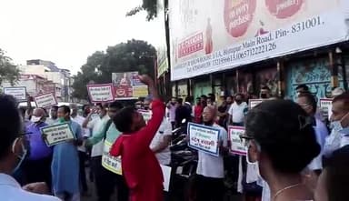 गोलमुरी-सह-जुगसलाई: साकची गोलचक्कर के सामने फादर स्टैन स्वामी के समर्थन में हुई विरोध प्रधर्षण की एक झलक #साकची #sakchi @kunalsarangi @jmm