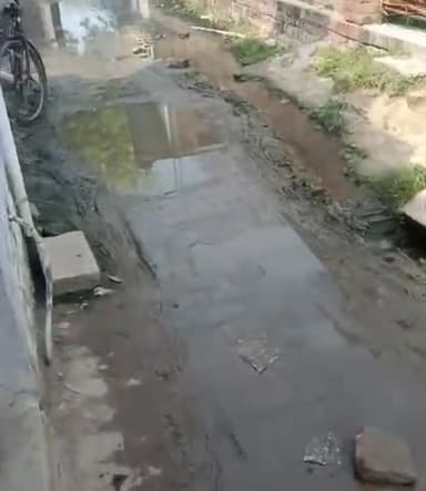 भदोही: ward no 11 gali faridan talab sakeel neta gali iska ye Hal safai Ni ho rha...#safaikarmi