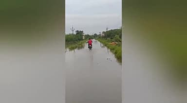 కంచికచర్ల: కంచికచర్లలో ఉధృతంగా ప్రవహిస్తున్న నల్లవాగు, పలు గ్రామాలకు మధ్య రాకపోకలకు అంతరాయం