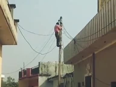 बेहट: बकाया बिलों की वसूली के लिए विधुत विभाग चला रहा कनेक्शन काटो अभियान, मुज़फ्फराबाद में काम में जुटी विभाग की टीम #pvvnl