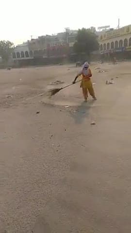 गुरुग्राम: #sector29 #नगर_निगम की टीम Hîmåñshü BädGùjjâr #Supervisor की देखरेख मे कार्य करती हुई @newsnation_team #hariyana #ggn