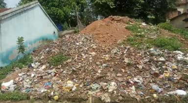 चाईबासा: बड़ी बाज़ार हिन्द चौक स्थित श्याम चरण राम के घर के बगल में खाली ज़मीन में कचरे के ढेर से परेशान #सदर#चाईबासा#कचरे#सफाई