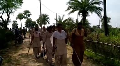 महेशपुर: परियारदाहा गांव में विवाहित प्रेमी युगल को ग्रामीणों ने आपत्तिजनक स्थिति में पकड़ कर 24 घंटा तक बनाए रखा बंधक #बंधक