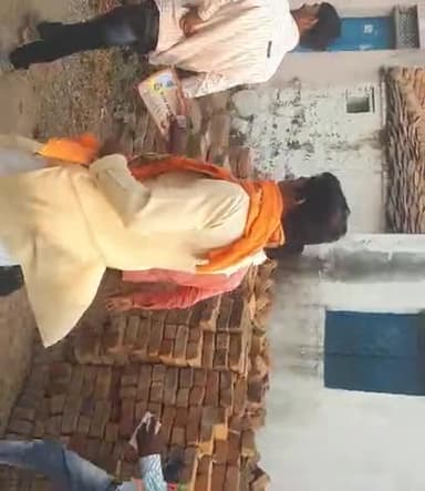 नरवर: ##@#phoolpur gao me jansampark karte hue bjp ke karyakarta