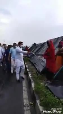 बाढ़ पीड़ितों से मिलकर उनका दर्द जाना औऱ दर्द को बांटने का प्रयास किया 
#तय_है_तेजस्वी_सरकार #जय_राजद_तय_राजद