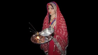 #करवा चौथ :चाँद का दीदार कर सुहागिनों ने दिया अर्घ्य ,किया पति का दीदार व खोला व्रत।