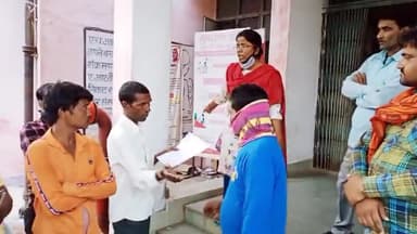 दुधि: #श्रमिको से कोविड-19 जांच में बभनी #सीएचसी में #अवैध वसूली के आरोप पर घंटो धरने के साथ #नारेबाजी कर #ज्ञापन सौंपते हुए