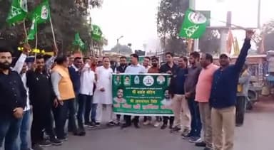 #दुमका और #बेरमो में हुई जीत को लेकर झारखंड मुक्ति मोर्चा गढ़वा जिला ने रंका मोड़ पर मिठाई बाँट कर खुशियां मनाई 🎉🎉