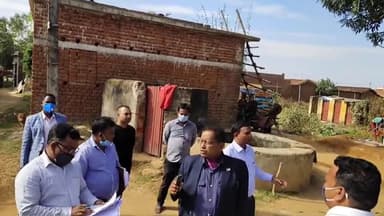 गाण्डेय: मनरेगा तथा 15वें वित्त योजना में गड़बड़ी की शिकायत पर गांडेय पहुंचे डीआरडीए निदेशक आलोक कुमार।
#गड़बड़ी,जांच।