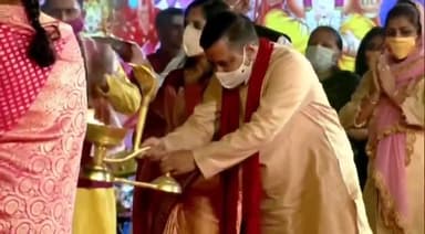 अक्षरधाम मंदिर में लक्ष्मी पूजन के अवसर पर आरती करते हुए मुख्यमंत्री @arvindkejriwal
#DilliKiDiwali 🎇🎇