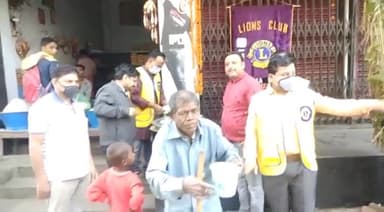 गढ़वा: रंका चौक पर हनुमान मंदिर के पास लायंस क्लब ने फूड फॉर हंगर कार्यक्रम में 200 लोगों के वितरित की खिचड़ी #लायंस