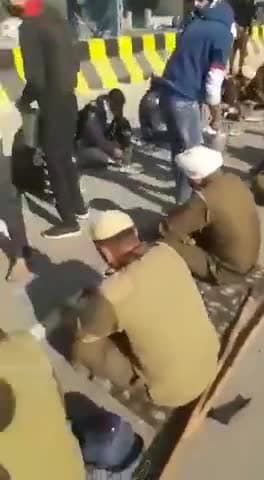 #अखण्ड_भारत का इससे बड़ा #उदाहरण
कहाँ मिलेगा।
दिनभर पुलिस की #लाठी_खाई।
#शाम_को_खिलाया_खाना।