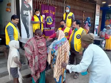 गढ़वा: रंका चौक पर लायंस क्लब ने जरूरतमंदों के बीच खिचड़ी का किया वितरण #लायंस #खिचड़ी