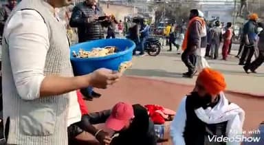 #सिंधु बॉर्डर
किसानों के बीच पहुँचकर सेवा करते रालोद उपाध्यक्ष जयंत चौधरी जी @jayantchaudhary385