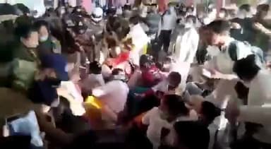 #कोरोना #योद्धाओं की इतनी बेरहमी से पिटाई सिर्फ़ इसलिए क्योंकि वे अपने #हक़ की #नौकरी के लिए #धरना दे रहे थे! निंदनीय