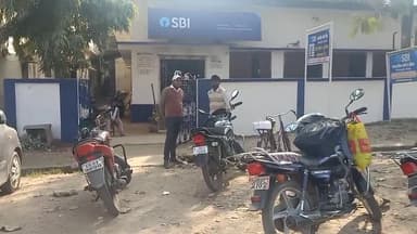 गढ़वा: शहर के बिसनपुर स्थित एसबीआई से पैसे निकालकर जा रही महिला के साथ हुई छिनतई, जांच में जुटी पुलिस #छिनतई