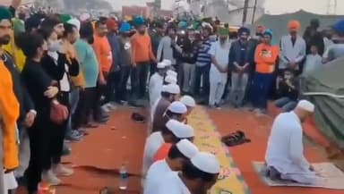 Sikh brothers standing in solidarity with Muslims while they offer namaz at the farmers protest.
#UnitedIndia