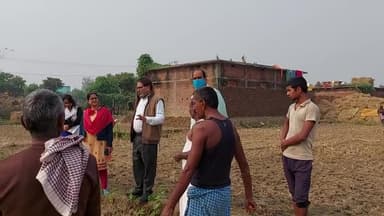 हेड केवीके भोजपुर @icarindia  #किसानों को #पॉलीहाउस के फायदे एवं #सब्जियों की खेती के लाभ की जानकारी दे रहे हैं