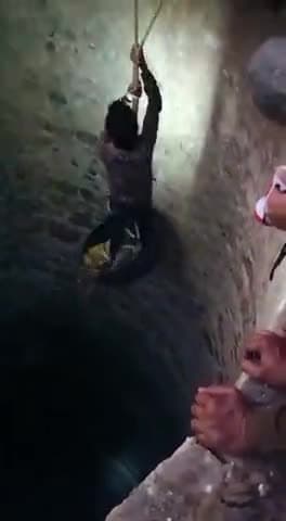 लालसोट: सेडुलाई में 40 फ़ीट गहरे कुँए में गिरे हुए #राष्ट्रीयपक्षी मोर को निकालते हुए भूतेश्वर गौरक्षा कमांडो फ़ोर्स के कार्यकर्ता