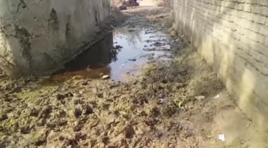 बिलग्राम: हरैया साहिमपुर के मजरा सडियनपुरवा में मुख्य मार्ग पर कीचड़ और जलभराव के चलते ग्रामीण परेशान #उदासीनता