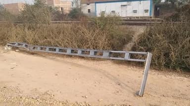 करछना: #भीरपुर रेलवे ट्रैक के बगल पड़ा क्षतिग्रस्त विद्युत पोल