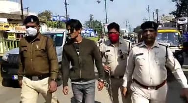रायपुर: 50 से ज्यादा मामलों के #आरोपी #Yasin अली को बोरी भर #गांजे के साथ #Police ने पकड़ा, #थाने से #कोर्ट तक निकाला #जुलूस।