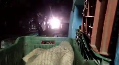 मधुबन: मर्यादपुर बाजार में खम्मे के ऊपर तार शाट होने से 10 मिनट तक चला तड़तड़ाहट गाड़ियों से चलने वालों को हुई दिक्कतें#Mau#Mar