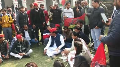 कोल: समाजवादी पार्टी के आज #Dscollege #Aliagrh मे विवेकानंद की मूर्ति पर माल्यार्पण किया l