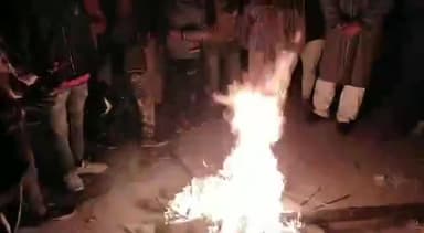 #शीतलहर के प्रकोप को देखते हुए #सीतामढ़ी युवा कांग्रेस ने चौक चौराहों पर की #अलाव की व्यवस्था
#cold_weather