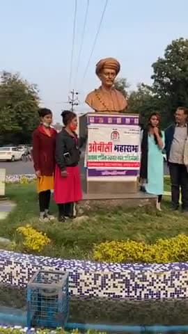 #ओबीसी_महासभा ने पिछड़ों के मसीहा #ज्योतिबा_फुले जी की स्टेच्यू से हटवाई बीजेपी की होर्डिंग।