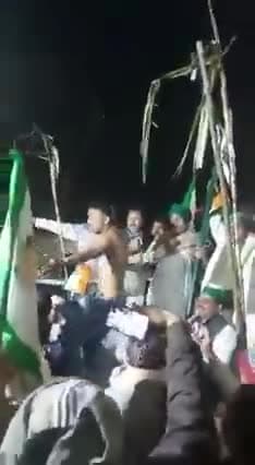 दिल्ली किसान आंदोलन में युवा किसान "मेरा रंग दे,बसंती चोला" गीत पर पूरे उत्साह के साथ नृत्य करते हुए #JaiJawanJaiKisan