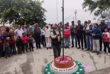 डंडा: डंडा पंचायत भवन में समाजसेवी कामेश्वर चौधरी के द्वारा किया गया झंडोत्तोलन #झंडोत्तोलन