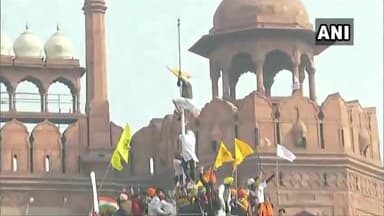 किसान ट्रैक्टर मार्च के दौरान किसानों ने लाल किले पर चढ़कर फहराया तिरंगा #किसानआंदोलन #लालकिला #ट्रेक्टररेली