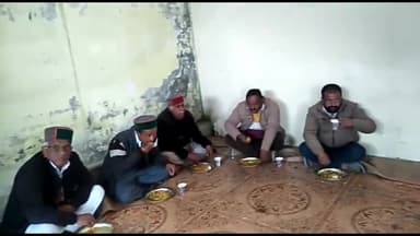रेणुका: पंचायत प्रधान की #दावत में पहुंचे स्थानीय विधायक तथा संगड़ाह के आला #Congress नेता