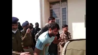 बहरोड़: कुख्यात अपराधी #पपला गुर्जर को बहरोड़ कोर्ट परिसर में किया पेश, पपला को देखने के लिए उमड़ा जनसैलाब