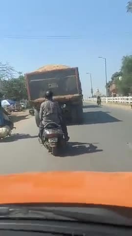 राजिम नगर के भीड़भाड़ वाले चौकों से दिनदहाड़े बिना नम्बर की रेत गाड़ियां निकल रही, #सड़क_सुरक्षा_सप्ताह