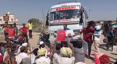 संयुक्त किसान मोर्चा के #चक्का_जाम कॉल पर #राष्ट्रीय_किसान_मोर्चा और सहयोगी संगठनों द्वारा गडरा रोड,बाड़मेर में प्रदर्शन