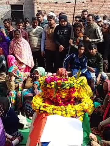 बिधूना: बिधूना में लद्दाख में तैनात फौजी हुआ शहीद,डीयम ने परिवार के लोगों को दी सानतावना,#bidhuna #bidhunaauraiya #auraiya