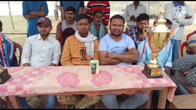 नारायणपुर प्रखंड के बिरबन्ना ग्राम में चल रहे #सेमीफाइनल क्रिकेट का उद्घाटन समाजसेवी #अजय रविदास ने किया।
