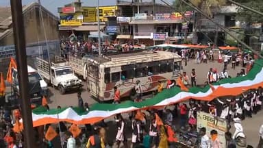 कटंगी: पुलवामा में शहीद वीर जवानों की शहादत को नमन करते हुए ABVP ने कटंगी में निकाली विशाल तिरंगा यात्रा।#पुलवामा_अटैक