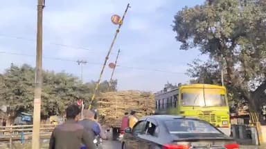 धनौरा: फाजलपुर रेलवे फाटक के बीच में गन्ने से लदी ट्रैक्टर-ट्राली हुई खराब, रेलवे विभाग में मचा हड़कंप #हड़कंप