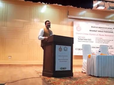 फरीदाबाद: फ़रीदाबाद के उपयुक्त यशपाल यादव ने आज सेक्टर 12 हुड्डा कंवेक्शन हॉल में कोरोना योद्धाओ को सम्मानित किया #कोरोना #योद्धा