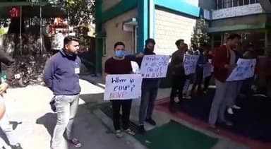 विद्यार्थी परिषद केंद्रीय विश्वविद्यालय के कार्यकर्ता बैठे क्रमिक भूख हड़ताल पर।
#WhereisCUHP