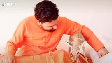 जीव दया पालणी रूंख लीलो न घावे,
अजर जरे जीवत मरे वास स्वर्ग ही पावे !!
जय जम्भेश्वर !
#Bishnoi